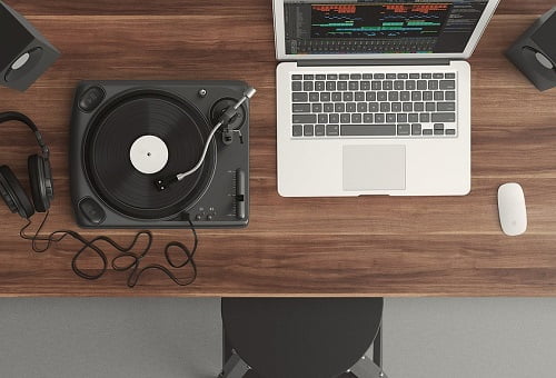 Desk Turntable music in managed office space london|speaker playing music in rent an office in London|headphones in managed office space london
